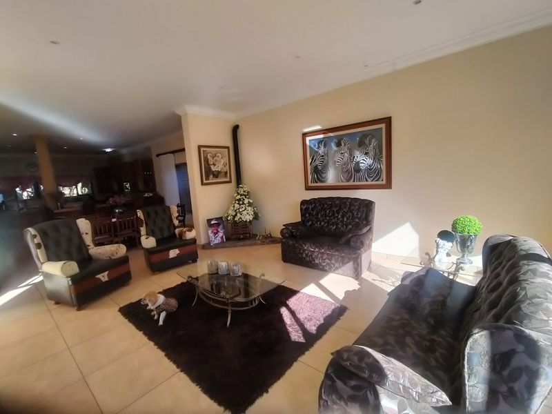 Nature Meets Luxury – Spacious Family Home with Endless Possibilities - Photo 3