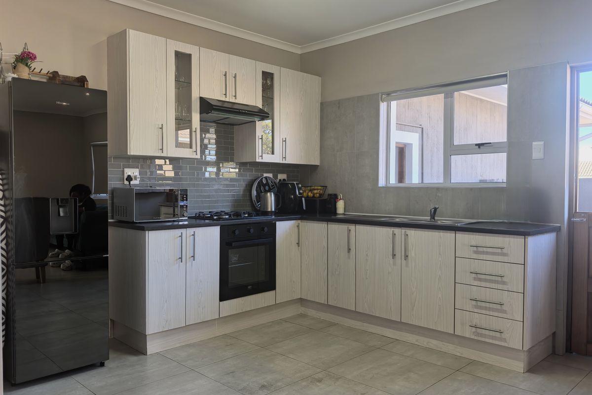 Modern 3-Bedroom Cluster in Secure Lifestyle Estate – Kidds Beach - Photo 3