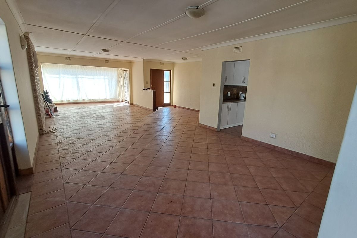Spacious Family Home with Exceptional Rental Potential - Photo 3