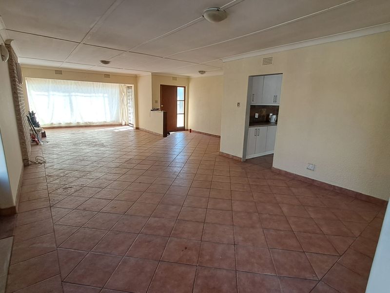 Spacious Family Home with Exceptional Rental Potential - Photo 3