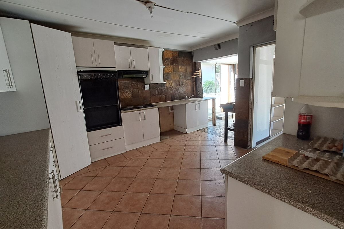 Spacious Family Home with Exceptional Rental Potential - Photo 2