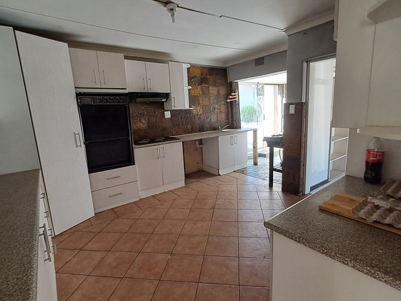 Spacious Family Home with Exceptional Rental Potential - Photo 2