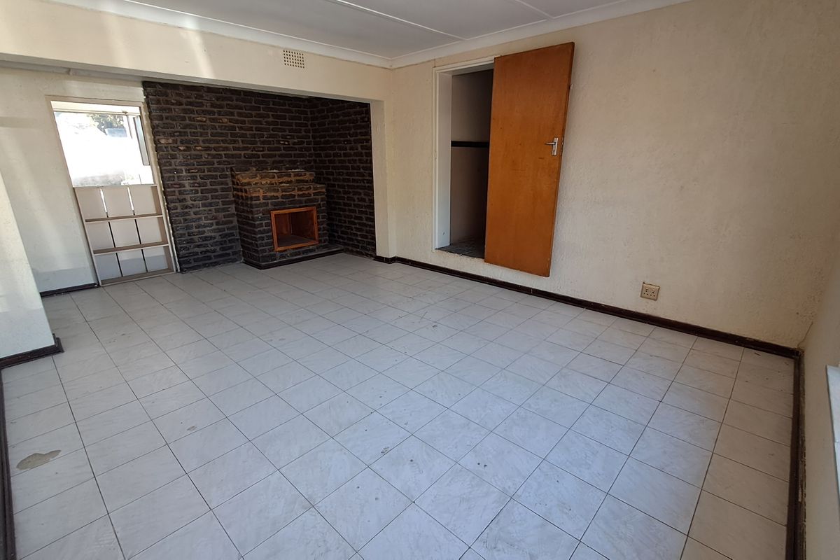 Spacious Family Home with Exceptional Rental Potential - Photo 4