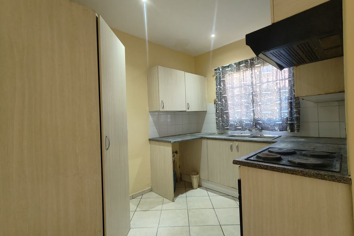 Spacious Ground-Floor Apartment with Great Potential! - Photo 4