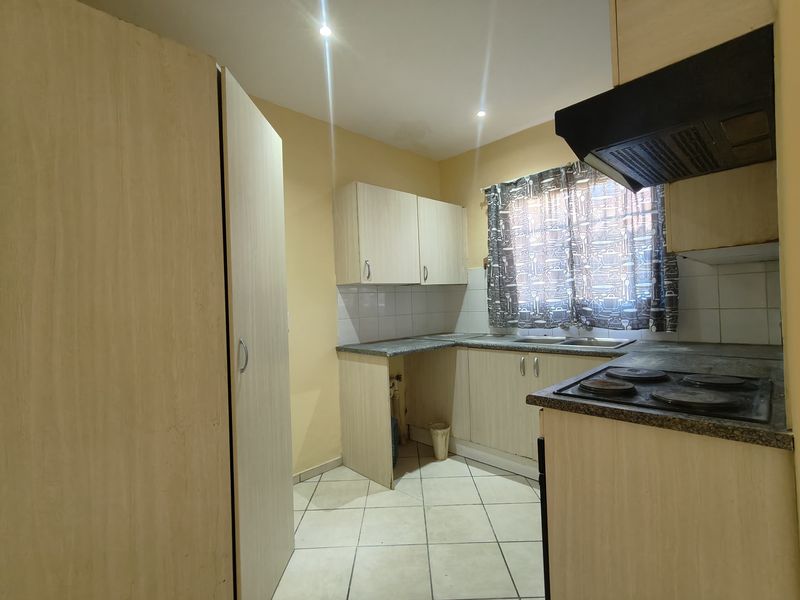 Spacious Ground-Floor Apartment with Great Potential! - Photo 4