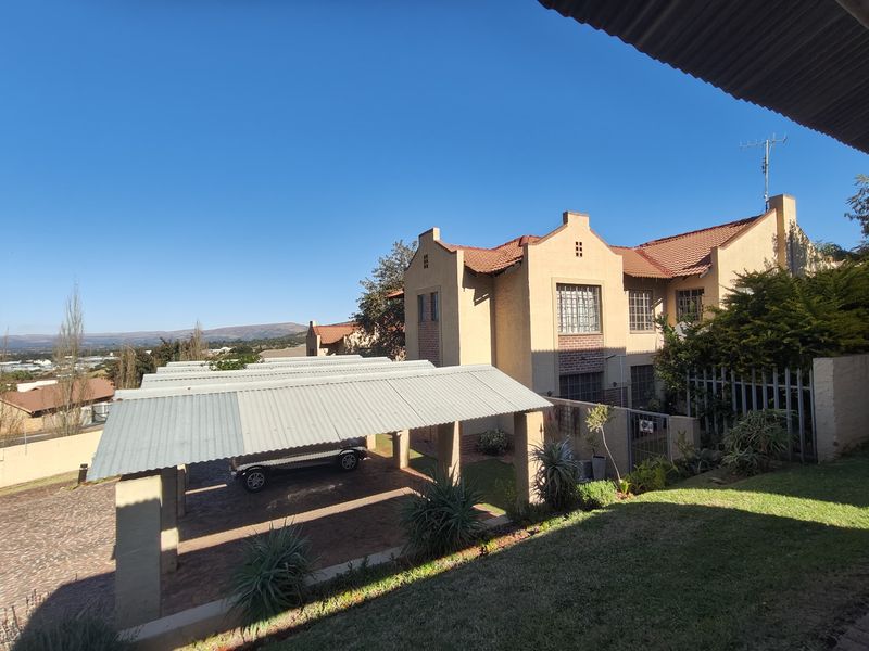 Spacious Ground-Floor Apartment with Great Potential! - Photo 2