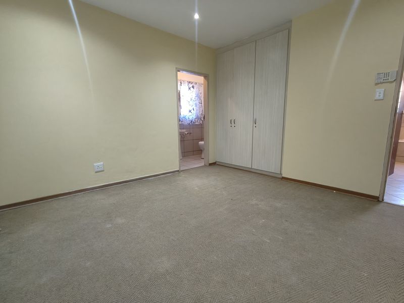 Spacious Ground-Floor Apartment with Great Potential! - Photo 10
