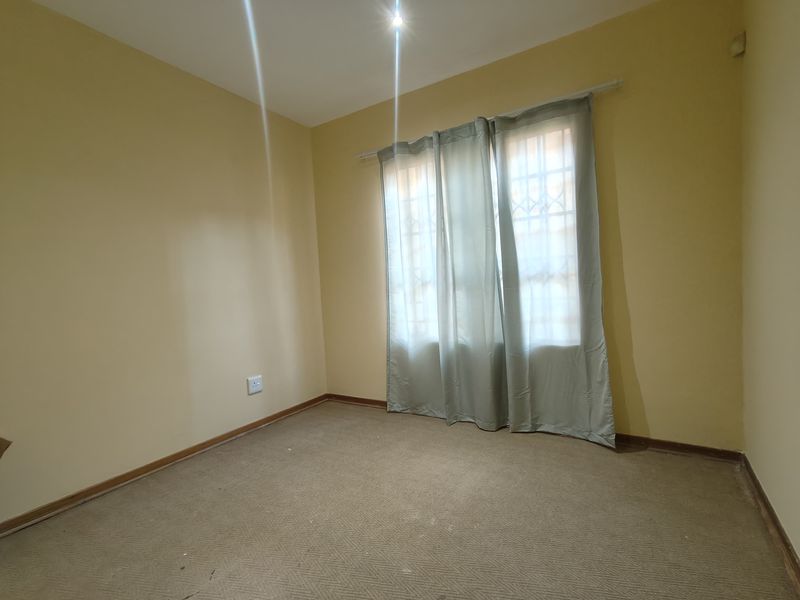 Spacious Ground-Floor Apartment with Great Potential! - Photo 9