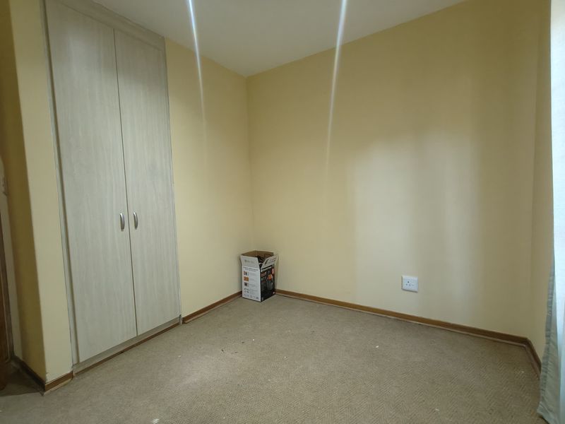 Spacious Ground-Floor Apartment with Great Potential! - Photo 8