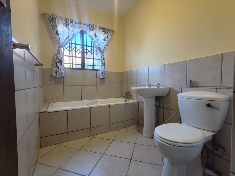 Spacious Ground-Floor Apartment with Great Potential! - Photo 7