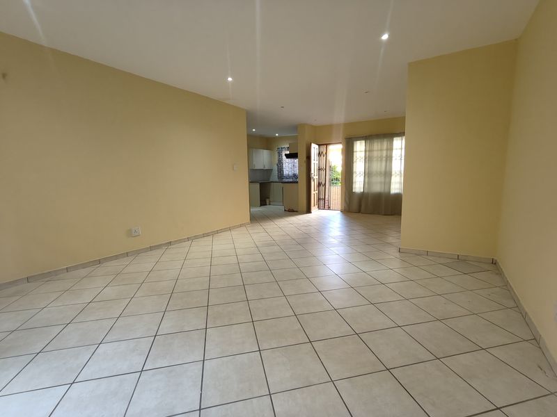 Spacious Ground-Floor Apartment with Great Potential! - Photo 6