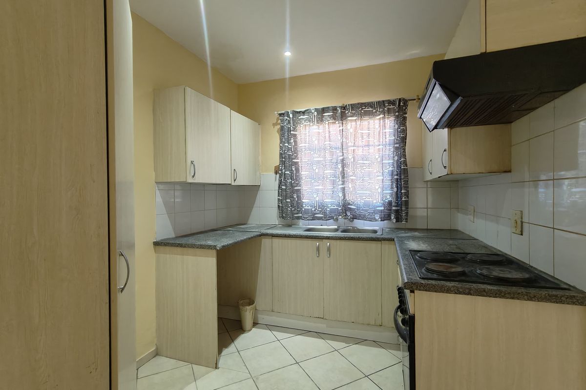 Spacious Ground-Floor Apartment with Great Potential! - Photo 5