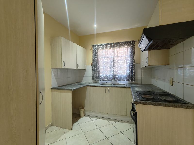 Spacious Ground-Floor Apartment with Great Potential! - Photo 5