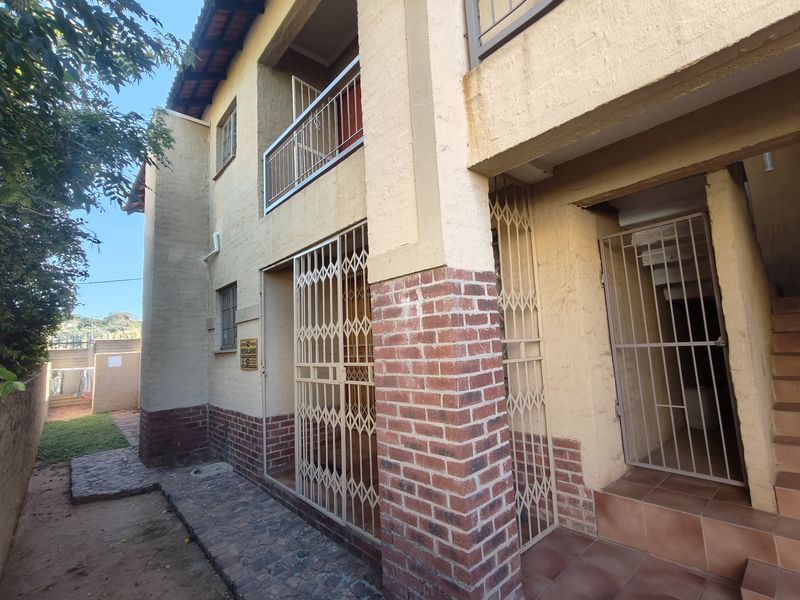 Spacious Ground-Floor Apartment with Great Potential! - Photo 3