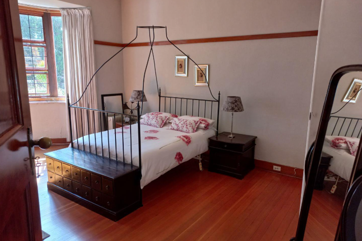 Charming Home in South Kensington with Spacious Grounds - Photo 3