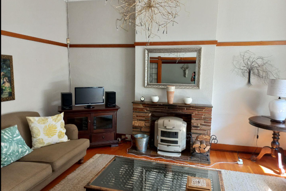 Charming Home in South Kensington with Spacious Grounds - Photo 2