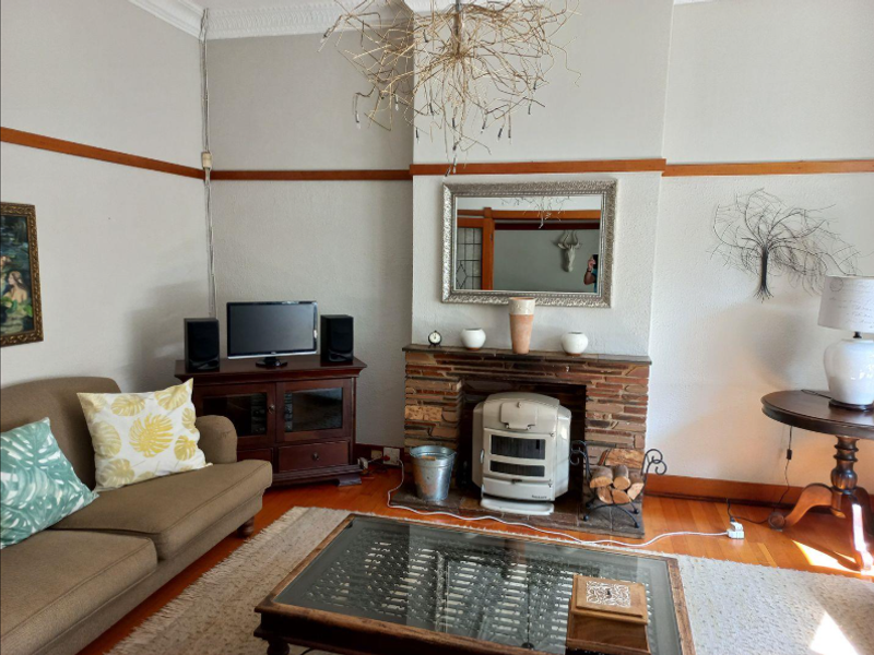 Charming Home in South Kensington with Spacious Grounds - Photo 2