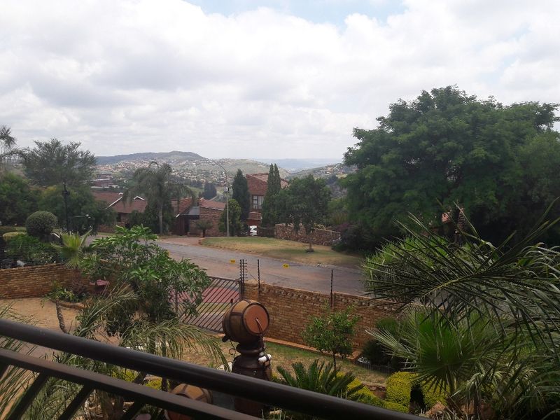 SPACIOUS 4 BEDROOM FAMILY HOME WITH FLATLET + MAGNIFICENT VIEW - FOR SALE - ROODEKRANS - Photo 10