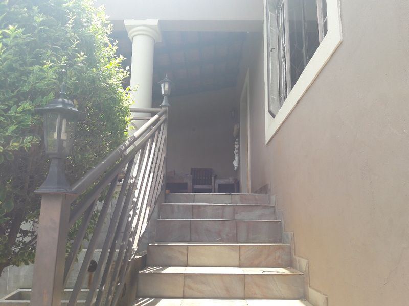 SPACIOUS 4 BEDROOM FAMILY HOME WITH FLATLET + MAGNIFICENT VIEW - FOR SALE - ROODEKRANS - Photo 9