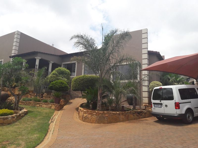 SPACIOUS 4 BEDROOM FAMILY HOME WITH FLATLET + MAGNIFICENT VIEW - FOR SALE - ROODEKRANS - Photo 8