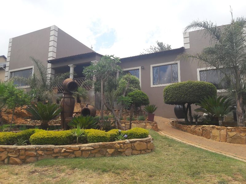 SPACIOUS 4 BEDROOM FAMILY HOME WITH FLATLET + MAGNIFICENT VIEW - FOR SALE - ROODEKRANS - Photo 7
