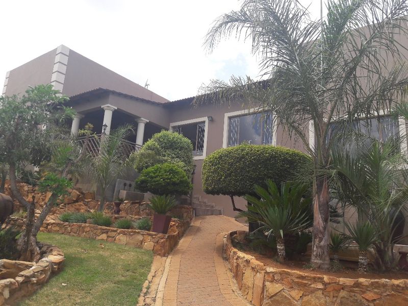 SPACIOUS 4 BEDROOM FAMILY HOME WITH FLATLET + MAGNIFICENT VIEW - FOR SALE - ROODEKRANS - Photo 6