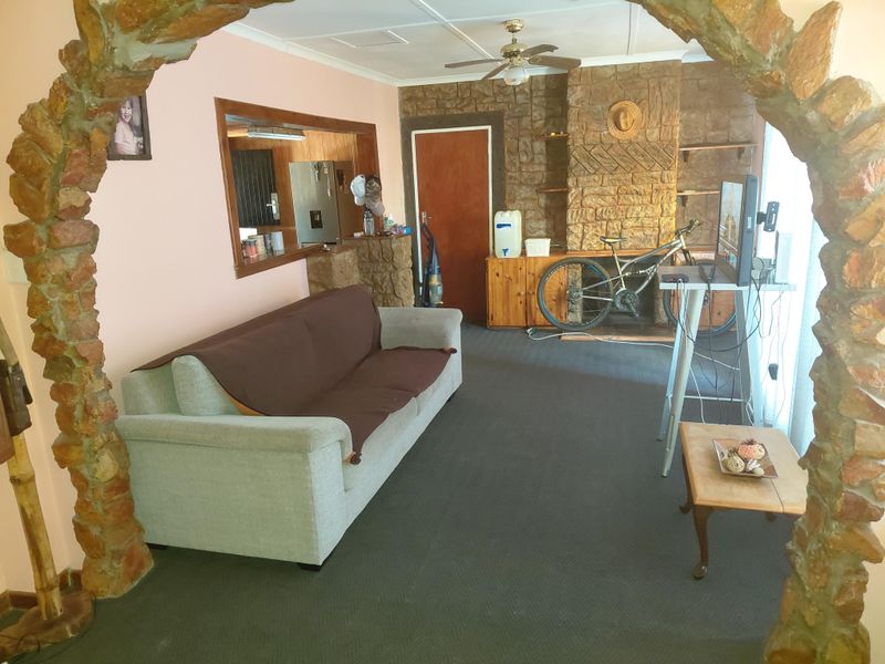 Charming 3-Bedroom Family Home for Sale in Fairbridge Heights - Photo 8