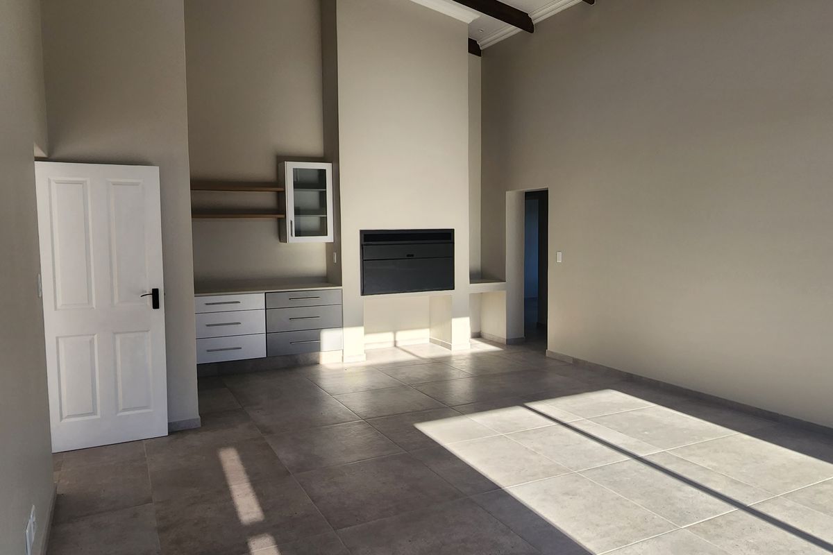 Stylish 3-Bedroom Duet – unit B, Dana Bay - Photo 3
