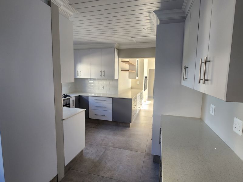 Stylish 3-Bedroom Duet – unit B, Dana Bay - Photo 6