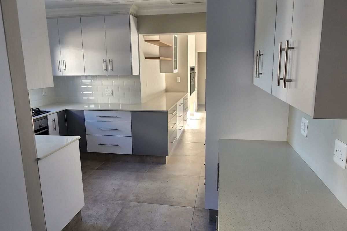 Stylish 3-Bedroom Duet – unit B, Dana Bay - Photo 5
