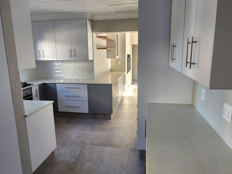 Stylish 3-Bedroom Duet – unit B, Dana Bay - Photo 5
