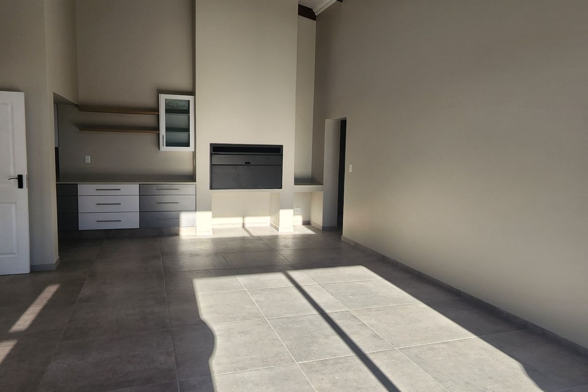 Stylish 3-Bedroom Duet – unit B, Dana Bay - Photo 2