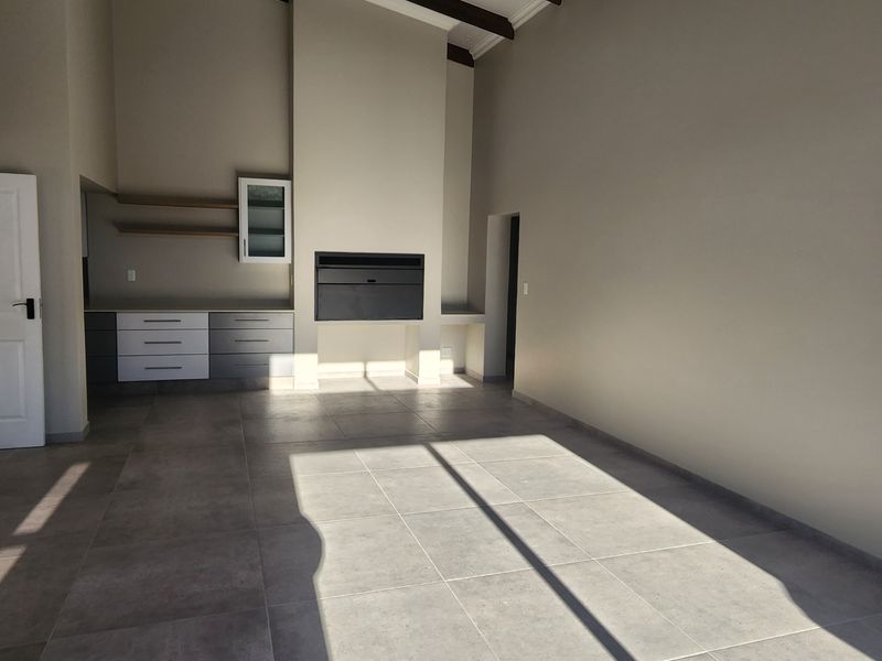 Stylish 3-Bedroom Duet – unit B, Dana Bay - Photo 2