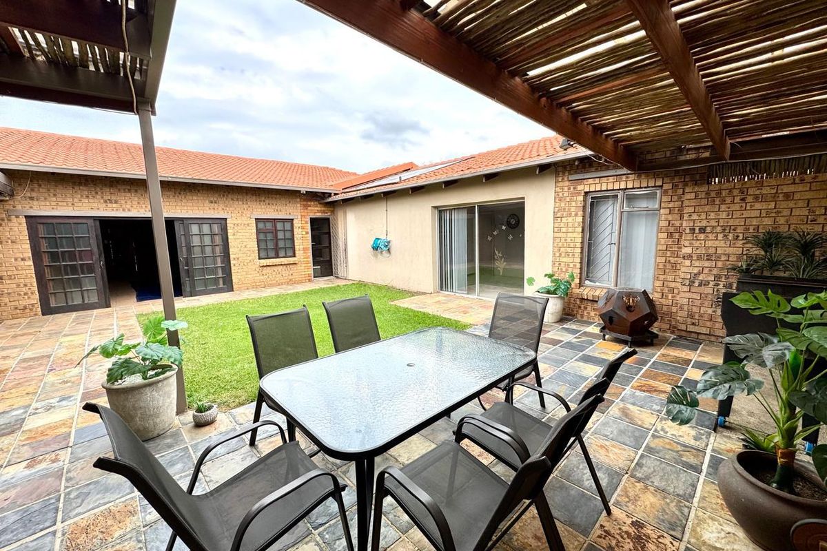 Entertainer's detail!  A property not to be missed, ideal for the whole family - Photo 2