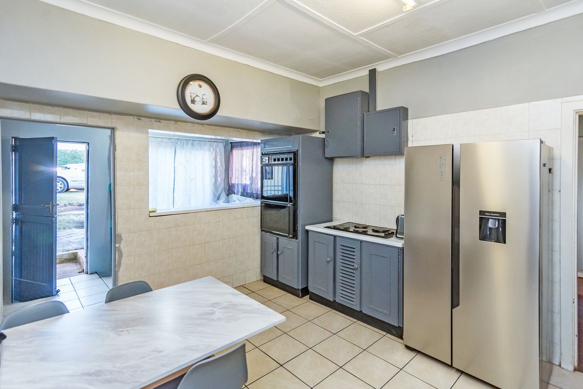 Spacious Stand | Income-Generating Flats | Prime Location - Photo 3