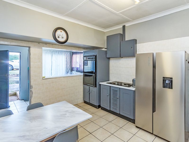 Spacious Stand | Income-Generating Flats | Prime Location - Photo 3