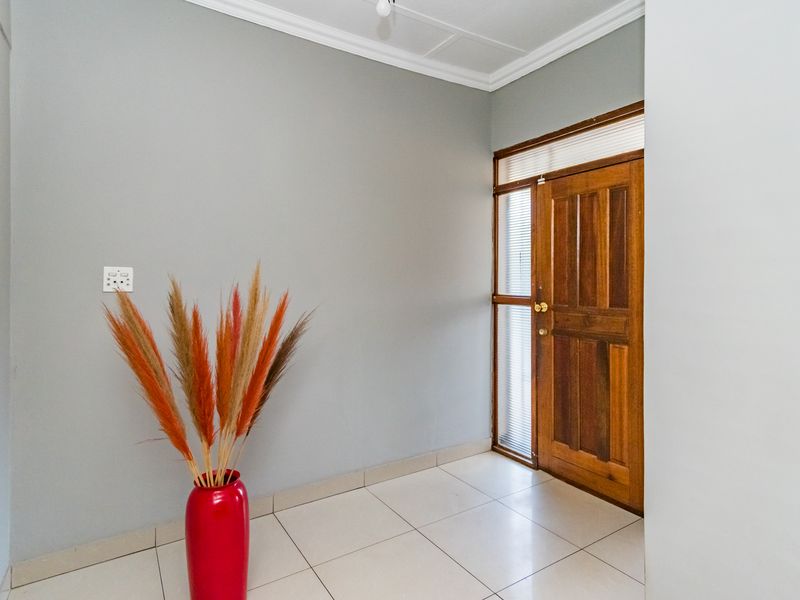 Spacious Stand | Income-Generating Flats | Prime Location - Photo 8