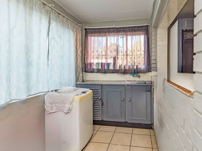 Spacious Stand | Income-Generating Flats | Prime Location - Photo 7