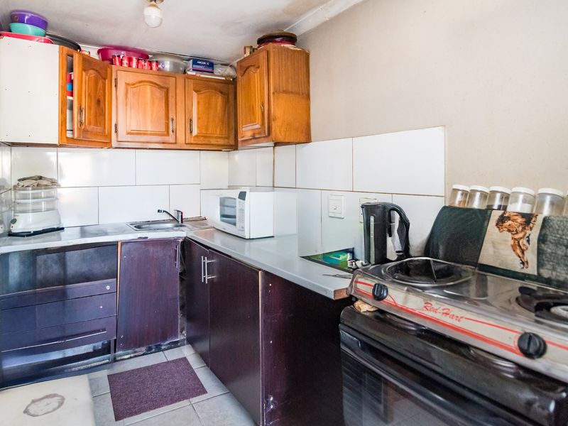 Spacious Stand | Income-Generating Flats | Prime Location - Photo 6