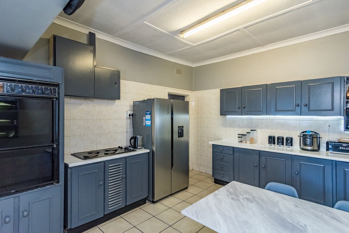 Spacious Stand | Income-Generating Flats | Prime Location - Photo 4