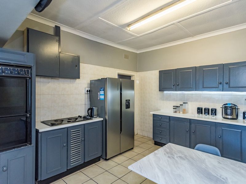 Spacious Stand | Income-Generating Flats | Prime Location - Photo 4