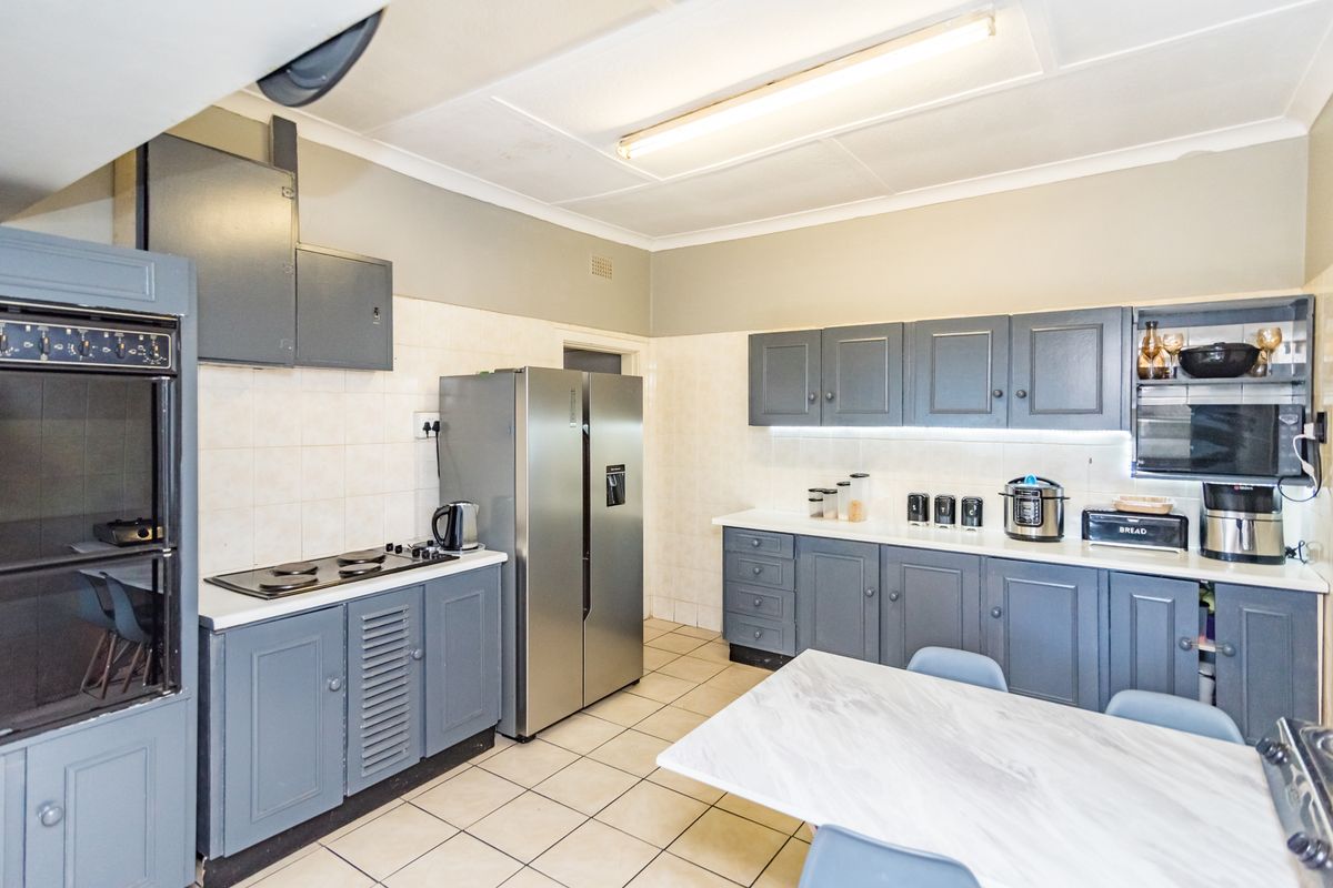 Spacious Stand | Income-Generating Flats | Prime Location - Photo 5