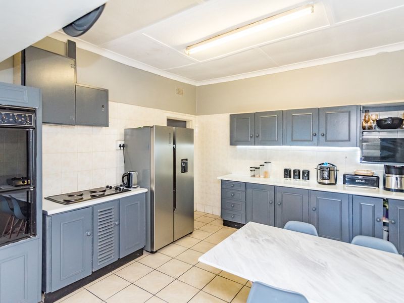 Spacious Stand | Income-Generating Flats | Prime Location - Photo 5