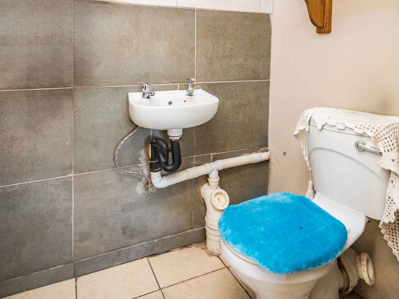 Spacious Stand | Income-Generating Flats | Prime Location - Photo 10