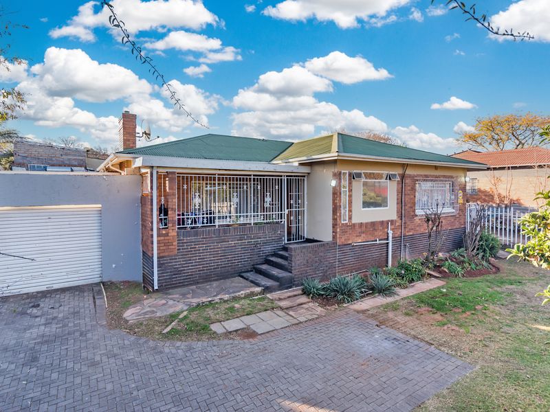 Spacious Stand | Income-Generating Flats | Prime Location - Photo 1