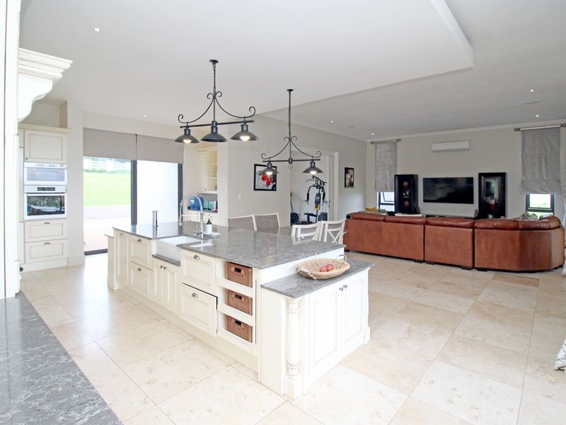 Opulent 5-Bedroom Estate with Expansive Gardens, Resort-Style Pool, Private Cinema, and Gym. - Photo 5