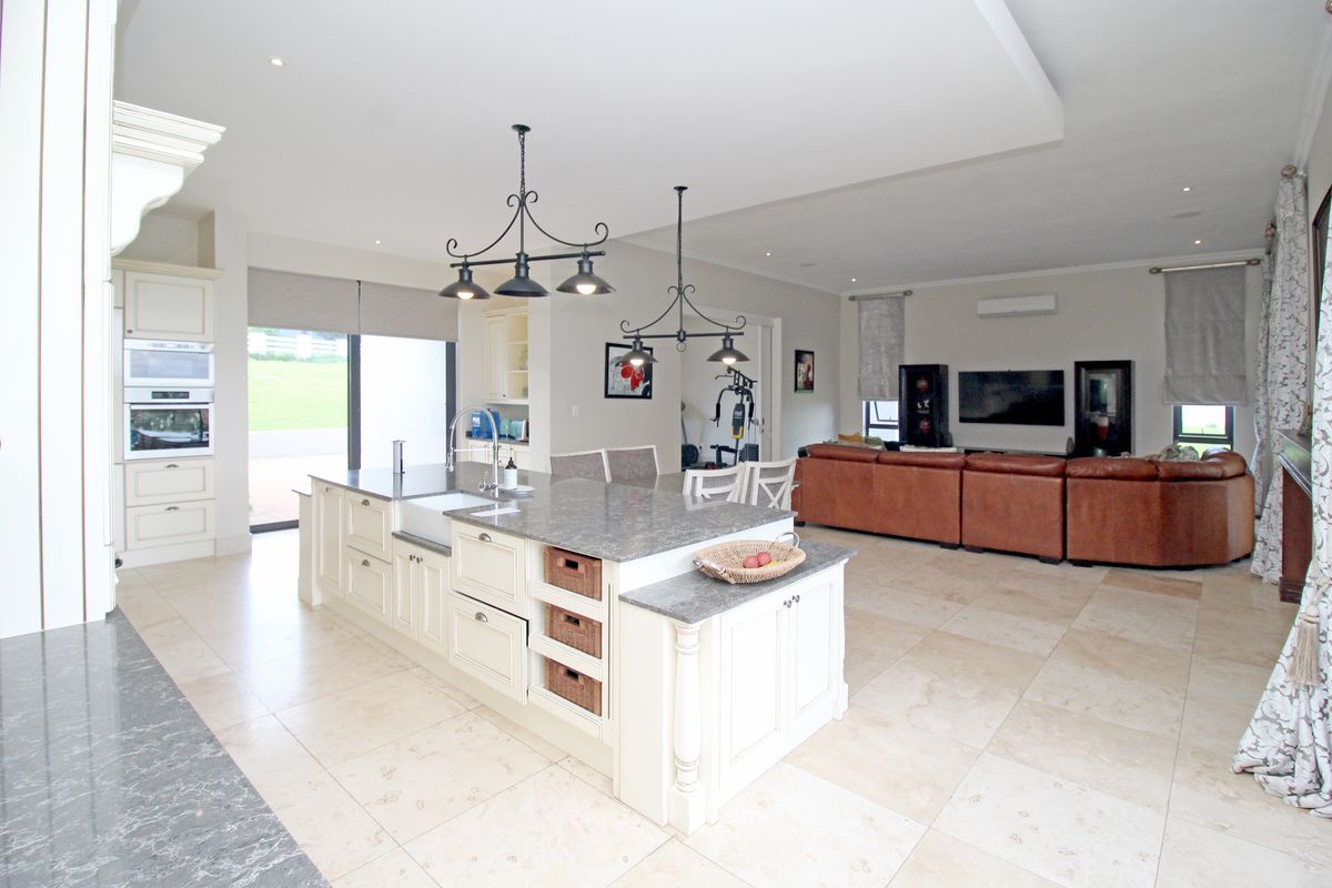 Opulent 5-Bedroom Estate with Expansive Gardens, Resort-Style Pool, Private Cinema, and Gym. - Photo 5