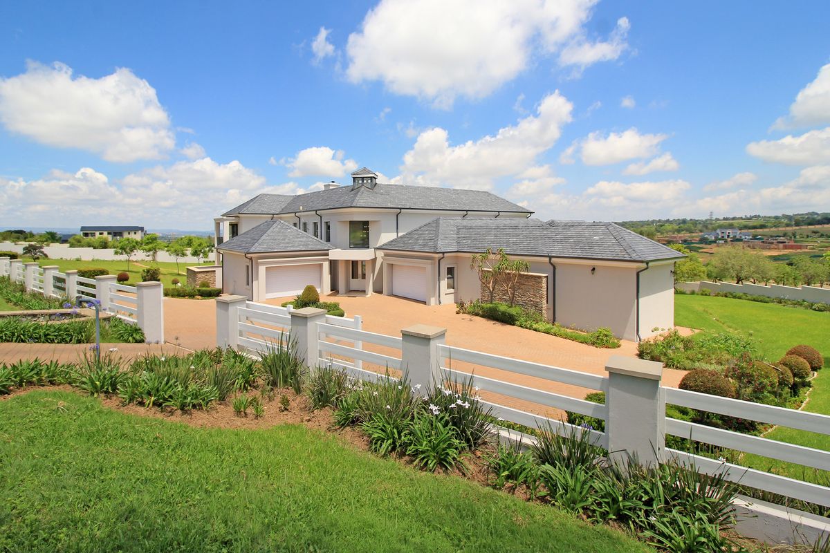 Opulent 5-Bedroom Estate with Expansive Gardens, Resort-Style Pool, Private Cinema, and Gym. - Photo 4