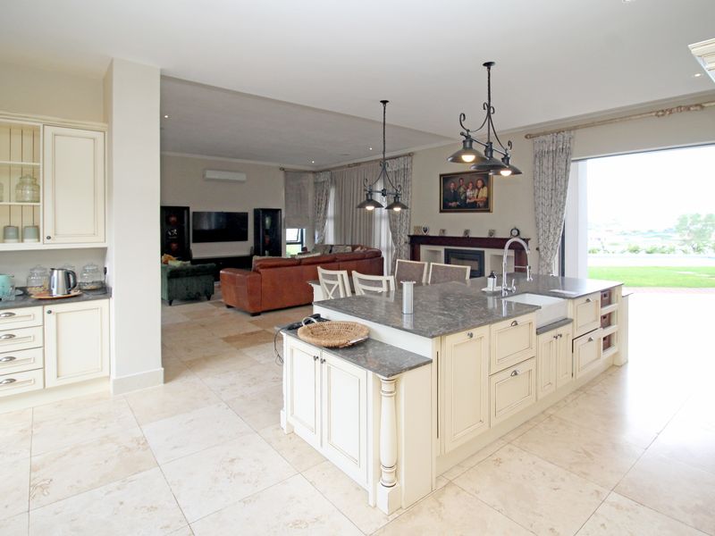 Opulent 5-Bedroom Estate with Expansive Gardens, Resort-Style Pool, Private Cinema, and Gym. - Photo 9