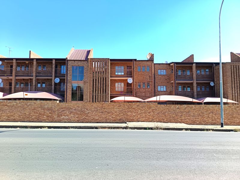 Prime CBD Corner Apartment – Perfect for First-Time Buyers or Investors - Photo 3